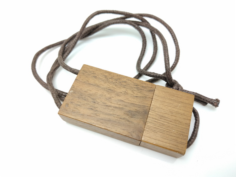 Flash drive de madera personalizada con correa